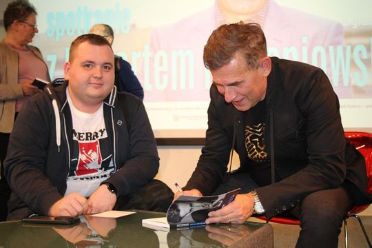 Spotkanie z Robertem Korzeniowskim w chełmskiej bibliotece [GALERIA ZDJĘĆ]
