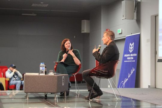 Spotkanie z Robertem Korzeniowskim w chełmskiej bibliotece [GALERIA ZDJĘĆ]