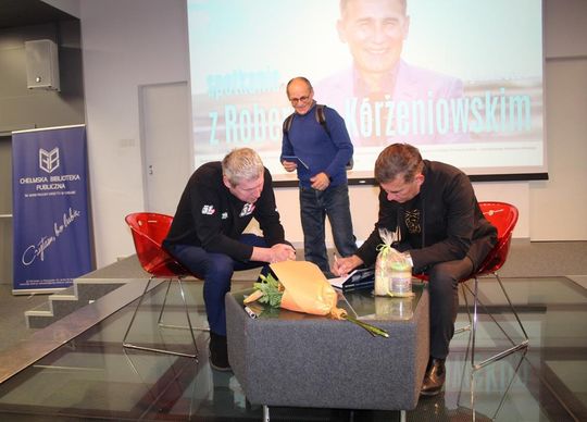 Spotkanie z Robertem Korzeniowskim w chełmskiej bibliotece [GALERIA ZDJĘĆ]