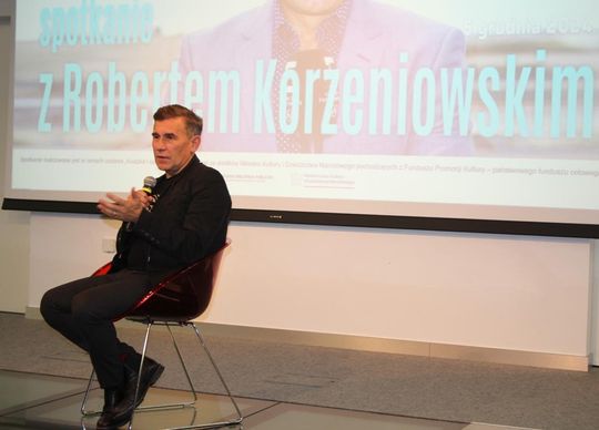 Spotkanie z Robertem Korzeniowskim w chełmskiej bibliotece [GALERIA ZDJĘĆ]