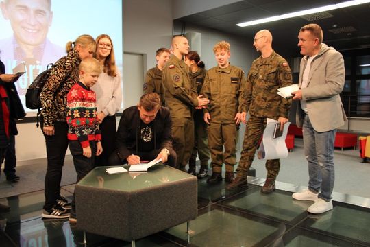 Spotkanie z Robertem Korzeniowskim w chełmskiej bibliotece [GALERIA ZDJĘĆ]