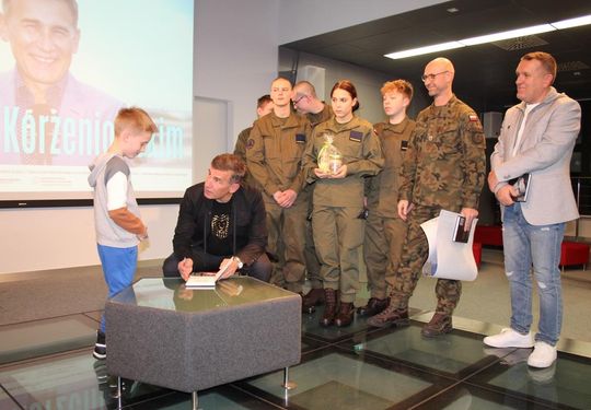 Spotkanie z Robertem Korzeniowskim w chełmskiej bibliotece [GALERIA ZDJĘĆ]