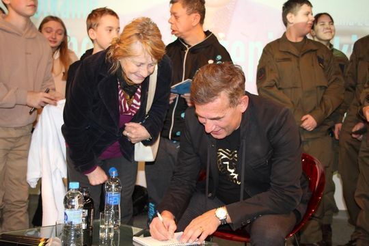 Spotkanie z Robertem Korzeniowskim w chełmskiej bibliotece [GALERIA ZDJĘĆ]