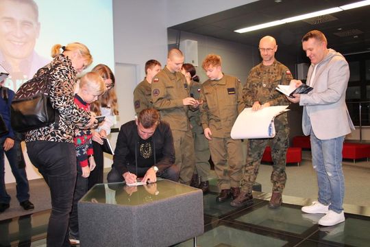 Spotkanie z Robertem Korzeniowskim w chełmskiej bibliotece [GALERIA ZDJĘĆ]