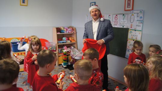 Gm. Kamień. Mikołaj dał prezenty nie tylko przedszkolakom [GALERIA ZDJĘĆ]