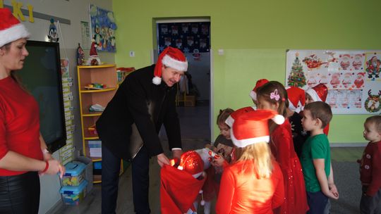 Gm. Kamień. Mikołaj dał prezenty nie tylko przedszkolakom [GALERIA ZDJĘĆ]