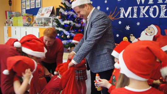 Gm. Kamień. Mikołaj dał prezenty nie tylko przedszkolakom [GALERIA ZDJĘĆ]