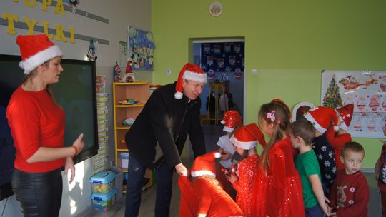 Gm. Kamień. Mikołaj dał prezenty nie tylko przedszkolakom [GALERIA ZDJĘĆ]