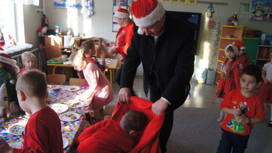 Gm. Kamień. Mikołaj dał prezenty nie tylko przedszkolakom [GALERIA ZDJĘĆ]