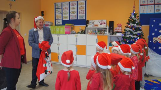 Gm. Kamień. Mikołaj dał prezenty nie tylko przedszkolakom [GALERIA ZDJĘĆ]