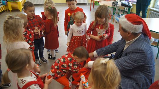 Gm. Kamień. Mikołaj dał prezenty nie tylko przedszkolakom [GALERIA ZDJĘĆ]