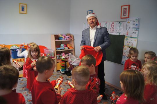 Gm. Kamień. Mikołaj dał prezenty nie tylko przedszkolakom [GALERIA ZDJĘĆ]