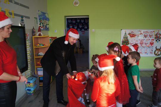Gm. Kamień. Mikołaj dał prezenty nie tylko przedszkolakom [GALERIA ZDJĘĆ]