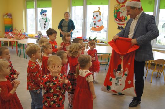 Gm. Kamień. Mikołaj dał prezenty nie tylko przedszkolakom [GALERIA ZDJĘĆ]