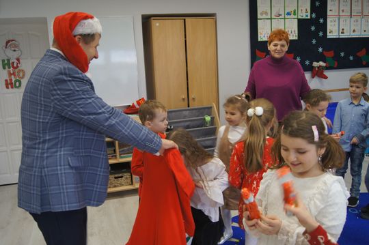 Gm. Kamień. Mikołaj dał prezenty nie tylko przedszkolakom [GALERIA ZDJĘĆ]