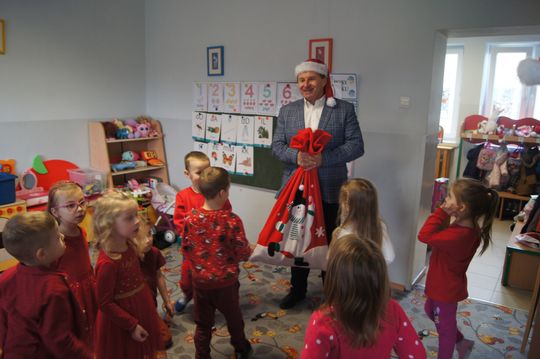 Gm. Kamień. Mikołaj dał prezenty nie tylko przedszkolakom [GALERIA ZDJĘĆ]