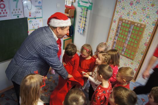 Gm. Kamień. Mikołaj dał prezenty nie tylko przedszkolakom [GALERIA ZDJĘĆ]