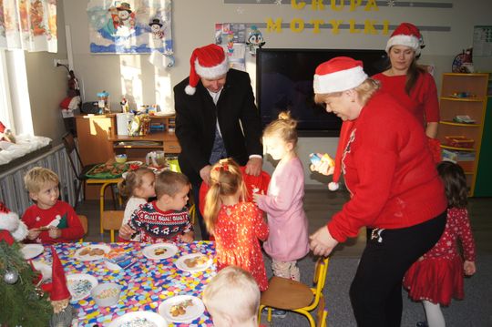 Gm. Kamień. Mikołaj dał prezenty nie tylko przedszkolakom [GALERIA ZDJĘĆ]