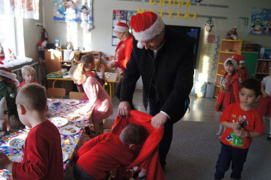 Gm. Kamień. Mikołaj dał prezenty nie tylko przedszkolakom [GALERIA ZDJĘĆ]