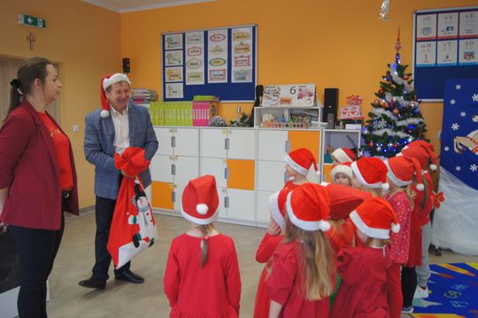Gm. Kamień. Mikołaj dał prezenty nie tylko przedszkolakom [GALERIA ZDJĘĆ]