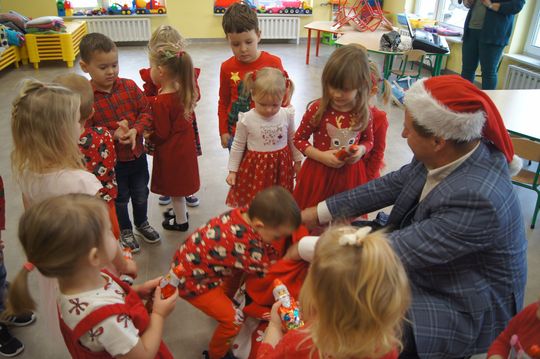 Gm. Kamień. Mikołaj dał prezenty nie tylko przedszkolakom [GALERIA ZDJĘĆ]