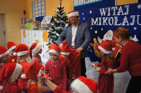 Gm. Kamień. Mikołaj dał prezenty nie tylko przedszkolakom [GALERIA ZDJĘĆ]
