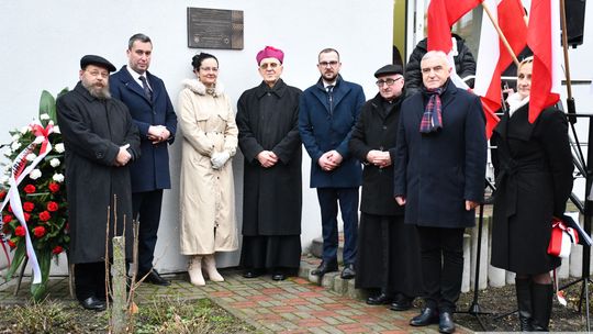 Odsłonięcie tablicy pamięci pomordowanych Żydów z Krasnegostawu [GALERIA ZDJĘĆ]