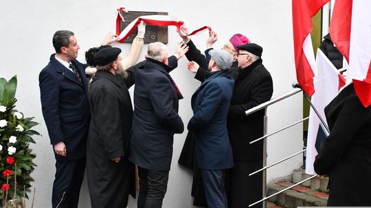 Odsłonięcie tablicy pamięci pomordowanych Żydów z Krasnegostawu [GALERIA ZDJĘĆ]