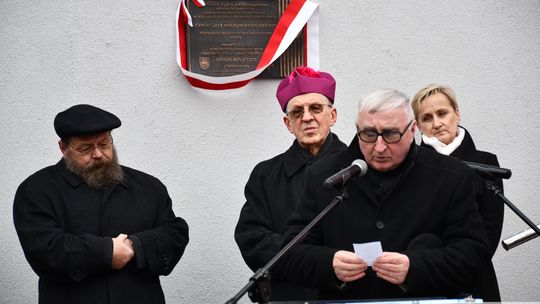 Odsłonięcie tablicy pamięci pomordowanych Żydów z Krasnegostawu [GALERIA ZDJĘĆ]