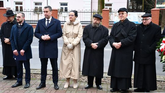 Odsłonięcie tablicy pamięci pomordowanych Żydów z Krasnegostawu [GALERIA ZDJĘĆ]
