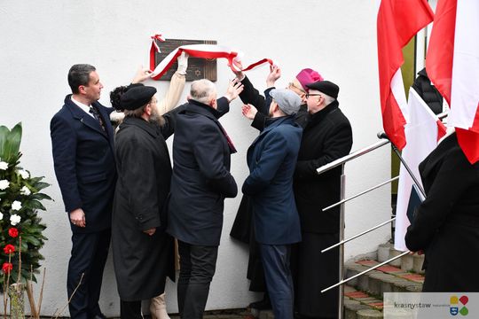Odsłonięcie tablicy pamięci pomordowanych Żydów z Krasnegostawu [GALERIA ZDJĘĆ]