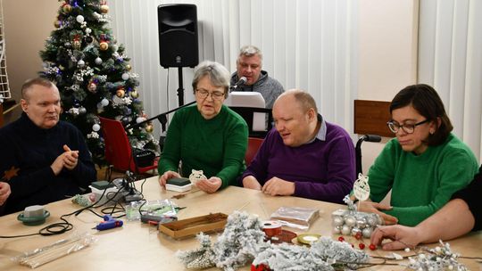 IV Maraton Ozdób Choinkowych w Środowiskowym Domu Samopomocy w Krasnymstawie [GALERIA ZDJĘĆ]