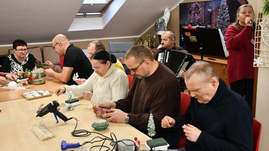 IV Maraton Ozdób Choinkowych w Środowiskowym Domu Samopomocy w Krasnymstawie [GALERIA ZDJĘĆ]