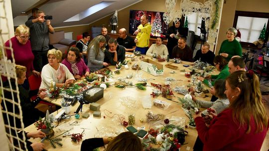 IV Maraton Ozdób Choinkowych w Środowiskowym Domu Samopomocy w Krasnymstawie [GALERIA ZDJĘĆ]
