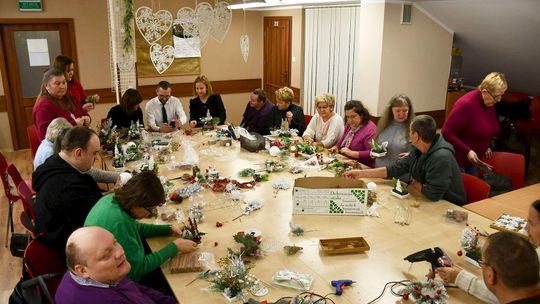 IV Maraton Ozdób Choinkowych w Środowiskowym Domu Samopomocy w Krasnymstawie [GALERIA ZDJĘĆ]