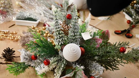 IV Maraton Ozdób Choinkowych w Środowiskowym Domu Samopomocy w Krasnymstawie [GALERIA ZDJĘĆ]