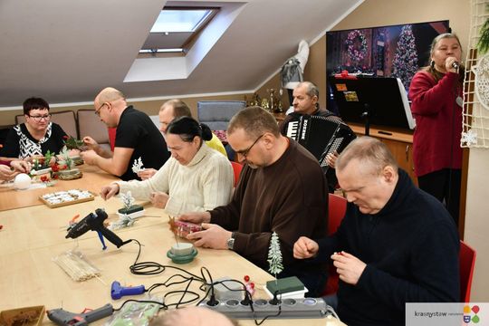 IV Maraton Ozdób Choinkowych w Środowiskowym Domu Samopomocy w Krasnymstawie [GALERIA ZDJĘĆ]