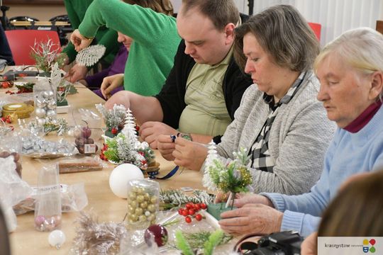IV Maraton Ozdób Choinkowych w Środowiskowym Domu Samopomocy w Krasnymstawie [GALERIA ZDJĘĆ]