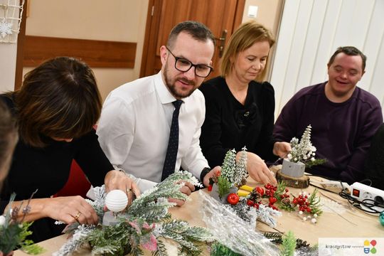 IV Maraton Ozdób Choinkowych w Środowiskowym Domu Samopomocy w Krasnymstawie [GALERIA ZDJĘĆ]