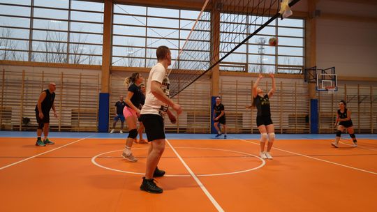 Gm. Leśniowice. Zbierali "Paczuszki dla Maluszków". Charytatywny turniej siatkówki [GALERIA ZDJĘĆ]