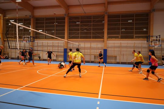 Gm. Leśniowice. Zbierali "Paczuszki dla Maluszków". Charytatywny turniej siatkówki [GALERIA ZDJĘĆ]