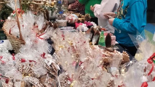 Gm. Ruda Huta. Kiermasz bożonarodzeniowy w Gminnym Ośrodku Kultury w Rudzie Hucie [GALERIA ZDJĘĆ]