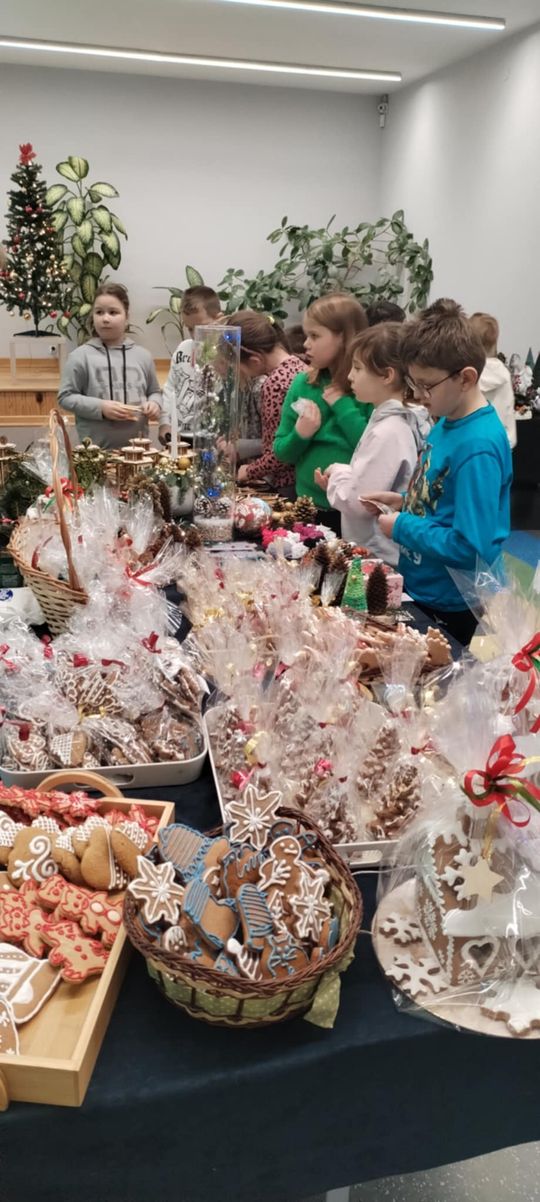 Gm. Ruda Huta. Kiermasz bożonarodzeniowy w Gminnym Ośrodku Kultury w Rudzie Hucie [GALERIA ZDJĘĆ]