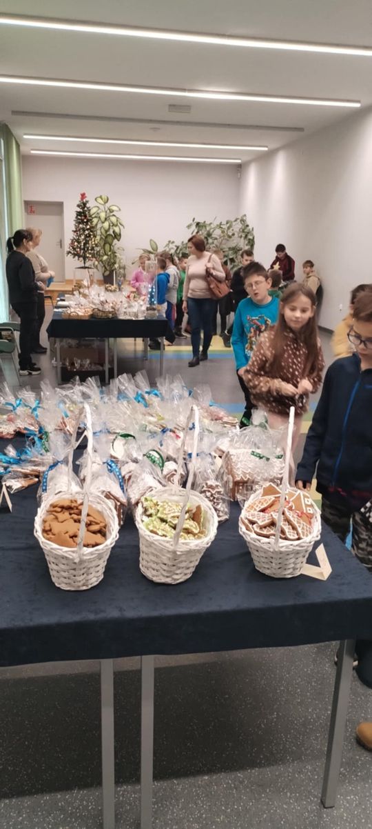 Gm. Ruda Huta. Kiermasz bożonarodzeniowy w Gminnym Ośrodku Kultury w Rudzie Hucie [GALERIA ZDJĘĆ]