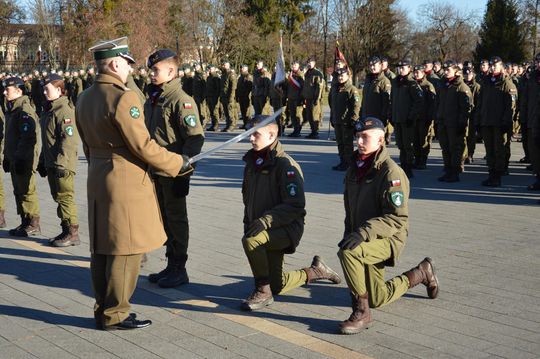 Święta 19 Dywizjonu Artylerii Samobieżnej oraz ślubowania klas Oddziału Przygotowania Wojskowego [GALERIA ZDJĘĆ]