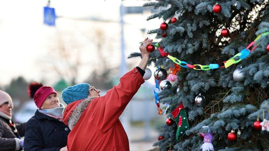 Gm. Wierzbica. Wspólne ubieranie choinki [GALERIA ZDJĘĆ]