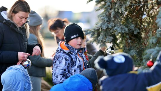 Gm. Wierzbica. Wspólne ubieranie choinki [GALERIA ZDJĘĆ]
