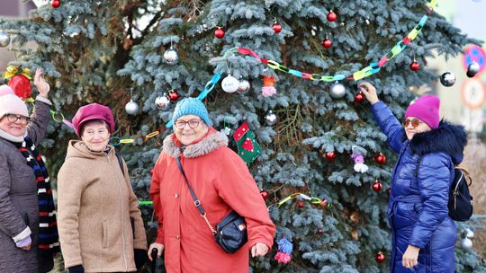 Gm. Wierzbica. Wspólne ubieranie choinki [GALERIA ZDJĘĆ]