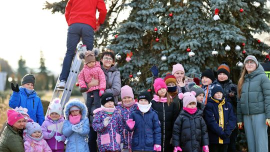 Gm. Wierzbica. Wspólne ubieranie choinki [GALERIA ZDJĘĆ]