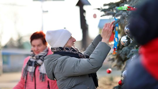 Gm. Wierzbica. Wspólne ubieranie choinki [GALERIA ZDJĘĆ]